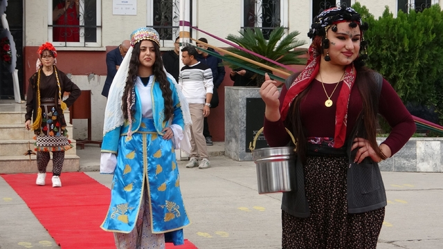 Mersin'de 'Yörük Göçer Kültür Kalır' şöleni
Yörük kültürüne özgü kıl çadırlar kuruldu, geleneksel objeler ve günlük yaşam görsellerin sergilendi