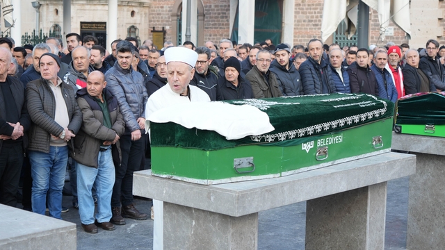 Hastanede cenazeler karıştı
Ölen babasını defnetmek için hastaneye gidince hayatının şokunu yaşadı
Yanlış cenaze 150 kilometre uzağa gönderildi
Özlem Atasü: "Ölen babamı bulamadık"