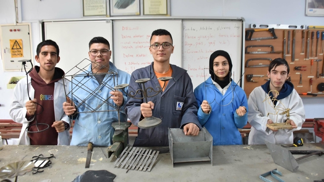 Metal, özel öğrencilerin ellerinde şekilleniyor