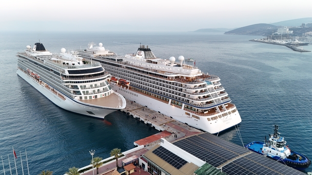 Kuşadası'na iki kruvaziyerle 1748 turist geldi