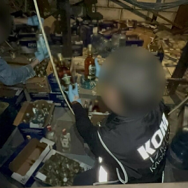 İzmir'de yılbaşı öncesi sahte ve kaçak içki operasyonu; 3 tutuklama
