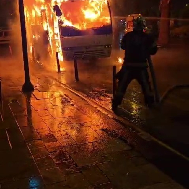 Servis şoförünün dikkati faciayı önledi, işçiler saniyelerle yanmaktan kurt...