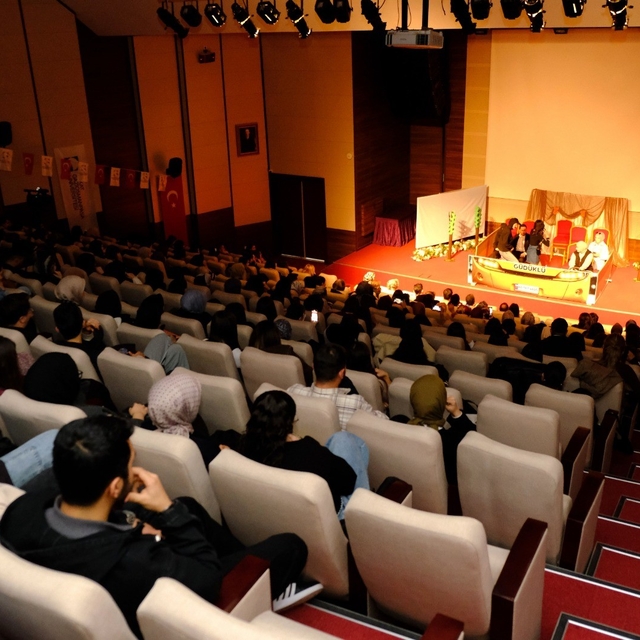 TOGÜ öğrencileri toplumsal rolleri sahneye taşındı