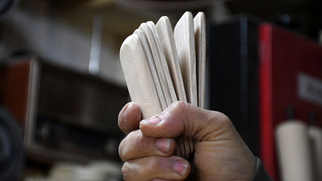 Evinin yanındaki atölyesinde Kafkas müzik kültürüyle özdeşleşen "pheceg"i üretiyor