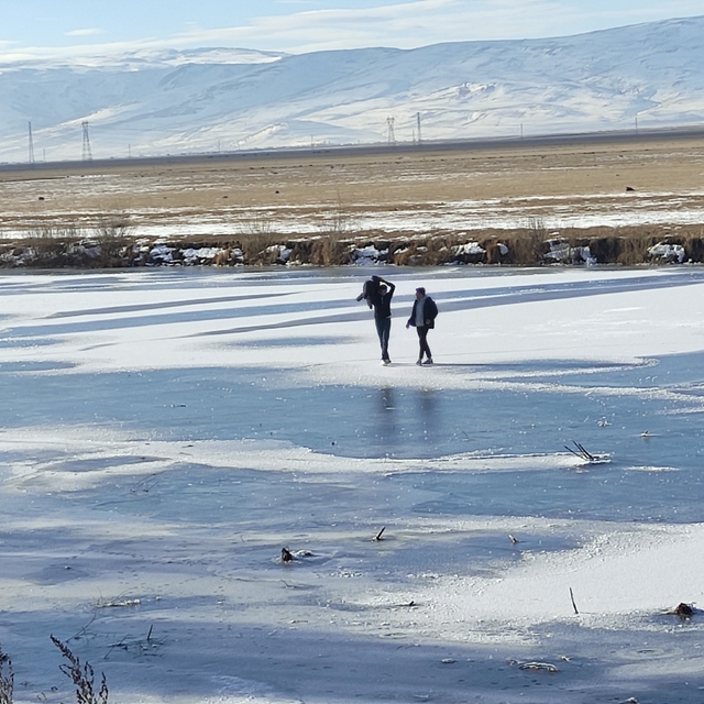 Yüzeyi tamamen donan nehir üzerinde yürüyüş heyecanı
