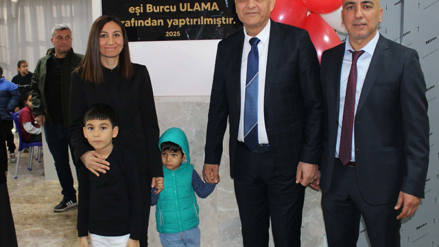 Mersin'de ilkokul öğretmenin eşinin adına yaptırdığı kütüphane açıldı