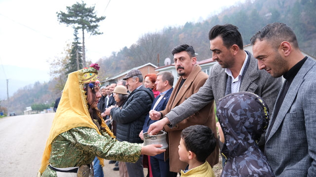 Bursa'nın İnegöl ilçesinde "Toprağın Uykusu" etkinliğinde köy seyirlik oyunları oynandı