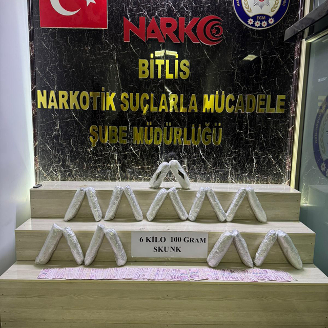 Bitlis'te durdurulan 2 araçta 6 kilo skunk ele geçirildi