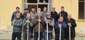 Umraniye köylüleri 300 adet fidanı okul ve camii bahçesine diktiler