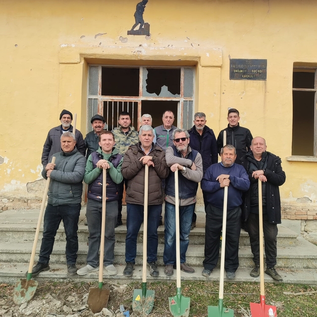 Umraniye köylüleri 300 adet fidanı okul ve camii bahçesine diktiler