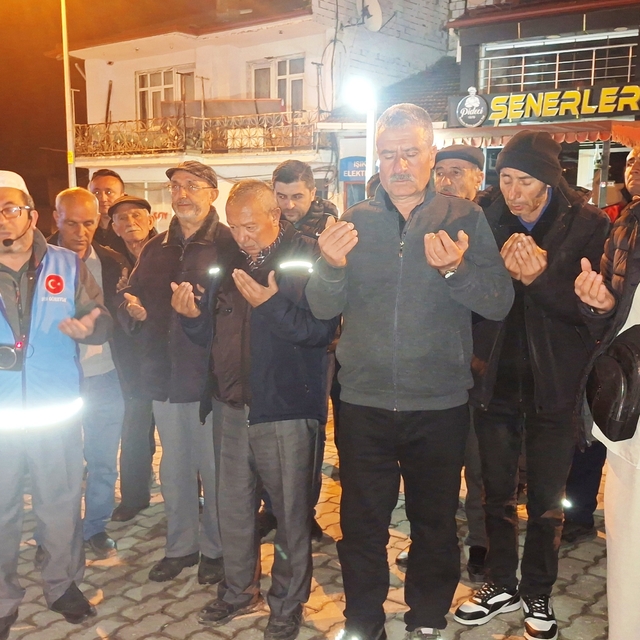 Emet ve Hisarcık'tan 33 kişilik umre kafilesi dualarla uğurlandı