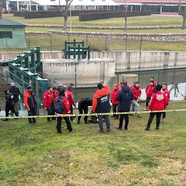 Eskişehir'de kayıp öğretmeni arama çalışmalarına kurbağa adamlar da katıldı