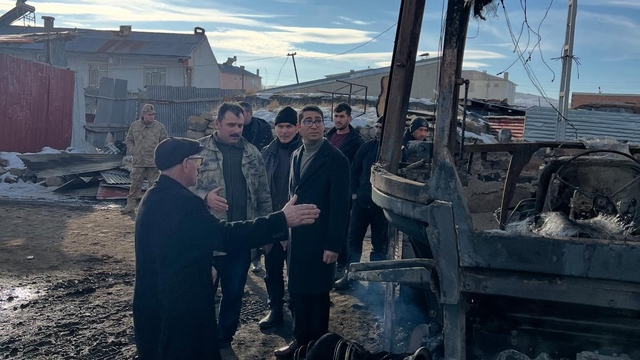 Ardahan'da korkutan yangın: Traktör, ot balyaları ve 10 ton tahıl küle döndü