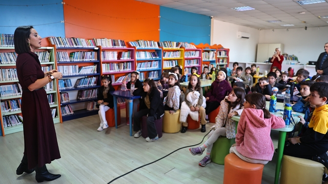 Doğan Hızlan Kütüphanesi'nde imza etkinliği
Çocuklar yazar Burcu Bahar'la "Dodo"nun yolculuğuna çıktı