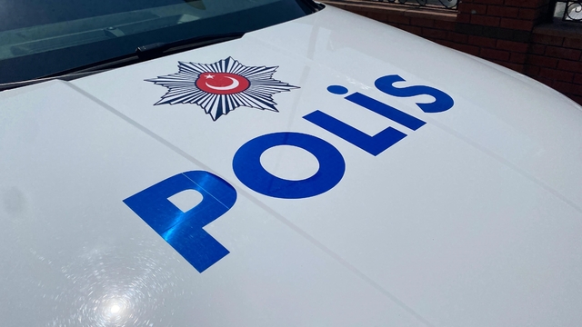 Kuşadası'nda 9 suçtan aranan firari yurt dışına kaçamadan yakalandı