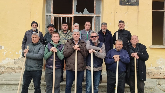 Umraniye köylüleri 300 adet fidanı okul ve camii bahçesine diktiler