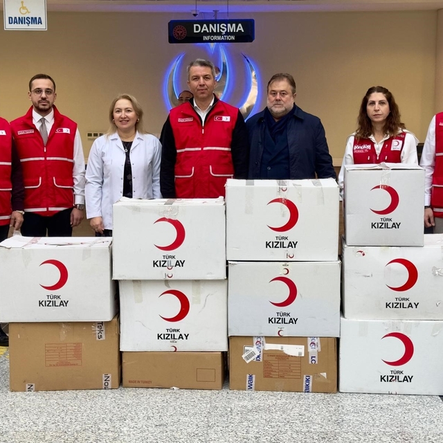 Türk Kızılay Manisa'dan Merkezefendi Devlet Hastanesi'ndeki hastalara deste...