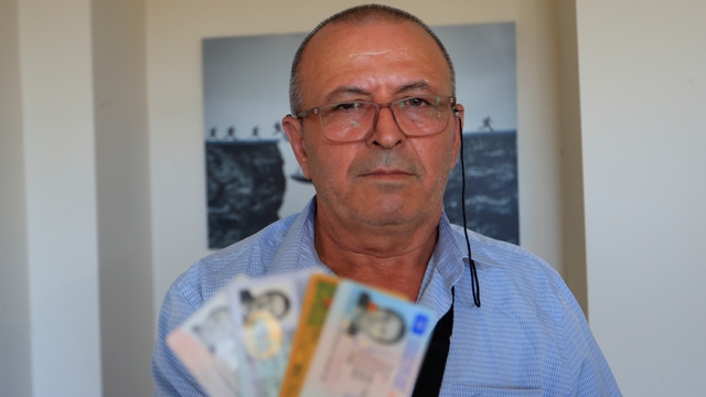 Kendini bulmak için dava açan beş isimli adama istinaftan umutları yeşerten karar
Doğumunda adı ve cinsiyetinin yanlış yazdırılmasıyla başlayan hatalar zinciriyle 5 farklı isimle anılan Ersin Akbaş'a İstinaf Mahkemesi'nden umutlandıran karar
İsim tespiti ve iş kazası davaları istinaf mahkemesine taşınırken, her iki dosya da yeniden yargılanma yapılması için ilk derece mahkemesine gönderildi
Ersin Akbaş: "İstinaftan kararın döndüğünü öğrendiğim gün dünyalar benim oldu. 21 yıl sonra hayallerim yeniden yeşerdi"
Akbaş'ın avukatı Nuray Ertem: "Ersin Bey'in isim karışıklığı nedeniyle ispat edemediğimiz iş kazası ve isim tespit davaları istinaftan döndü. Karar lehimize bozuldu. Bu karar emsal niteliğinde"