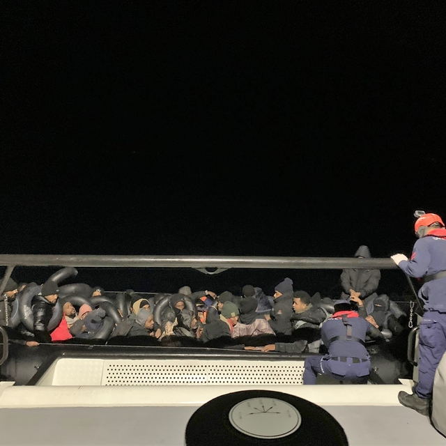 İzmir açıklarında göçmen mesaisi: 44 yakalama, 18 kurtarma