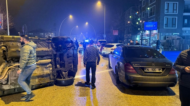 Taksinin park halindeki otomobile çarpıp devrildiği kaza kamerada