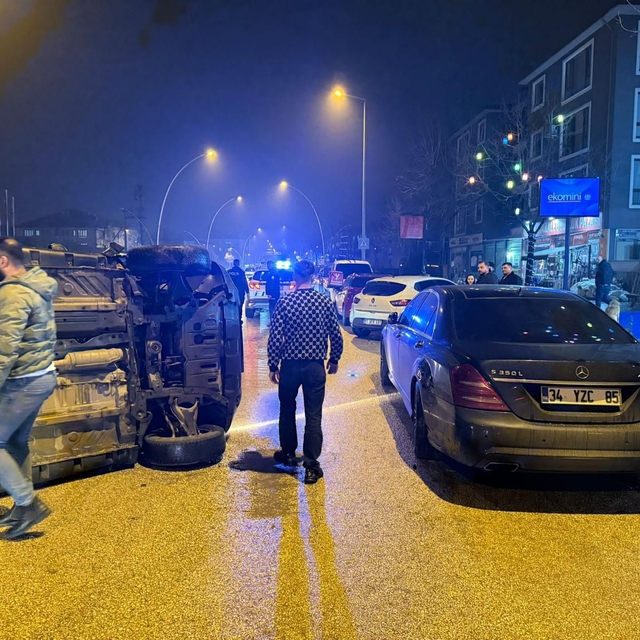 Taksinin park halindeki otomobile çarpıp devrildiği kaza kamerada