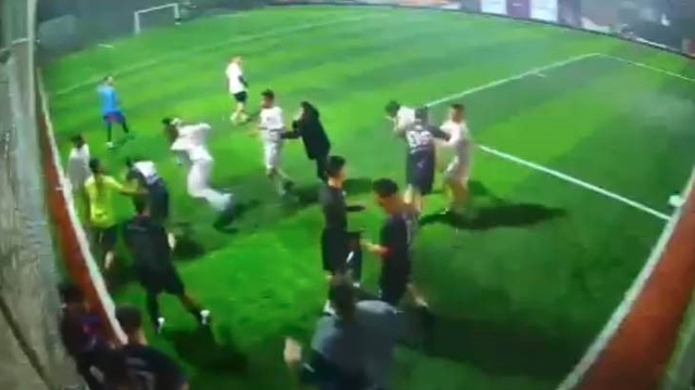 Halı sahada tekme-tokat kavga kameraya yansıdı