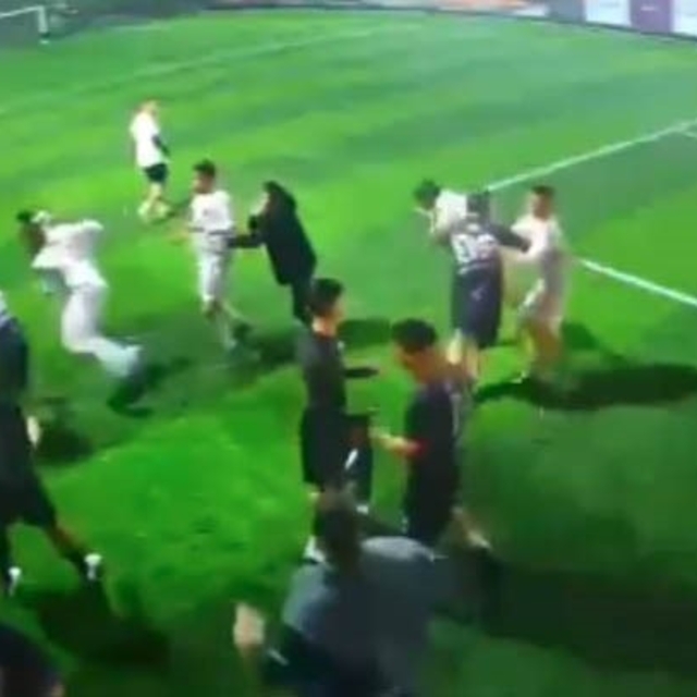 Halı sahada tekme-tokat kavga kameraya yansıdı