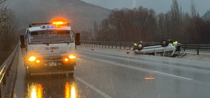 Refüje devrilen otomobil sürücüsü yaralandı