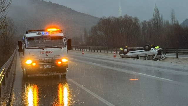 Refüje devrilen otomobil sürücüsü yaralandı