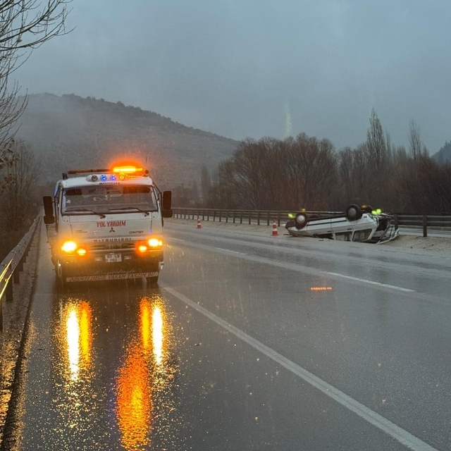Refüje devrilen otomobil sürücüsü yaralandı