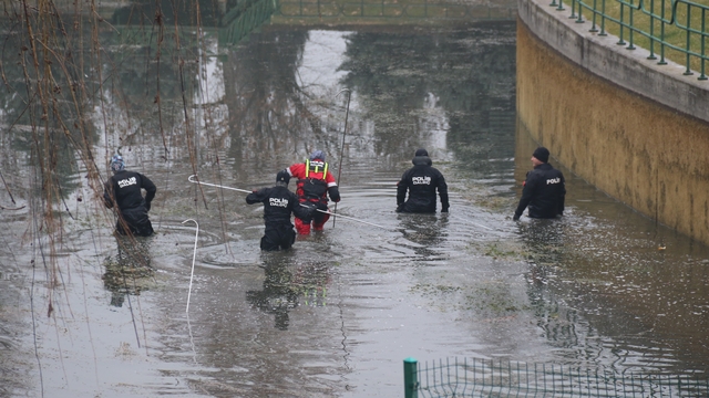 Ankara'dan gelen "Kurbağa Adamlar" da kayıp öğretmenin arama çalışmasına katıldı
Kayıp öğretmen 43 kişilik ekiple aranıyor
