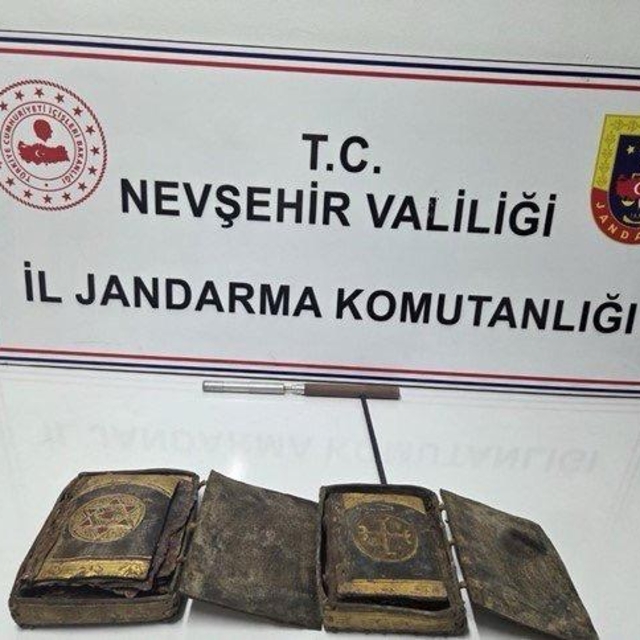 Nevşehir'de tarihi eser niteliği taşıdığı değerlendirilen 2 Tevrat ele geçi...