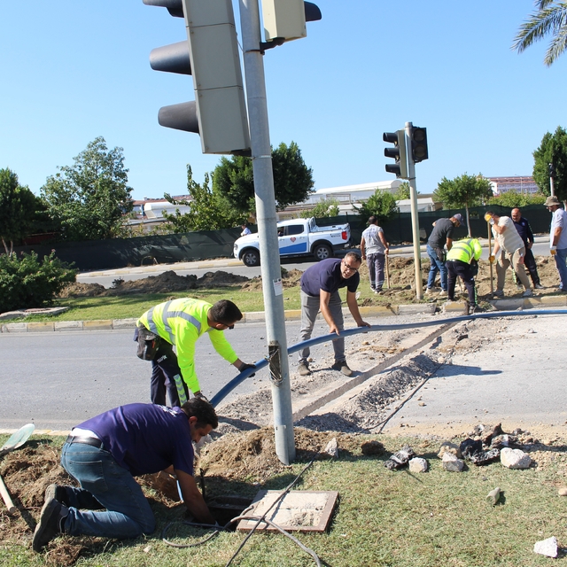 Büyükşehir Manavgat'ın sinyalizasyon altyapısını yeniliyor
