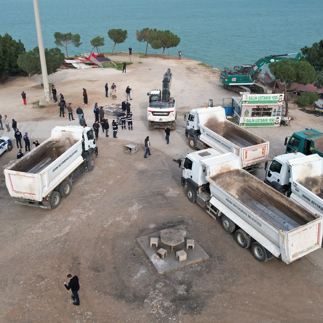 Adana'da yıkım gerginliği bitti: Kepçeler yıkıma başladı