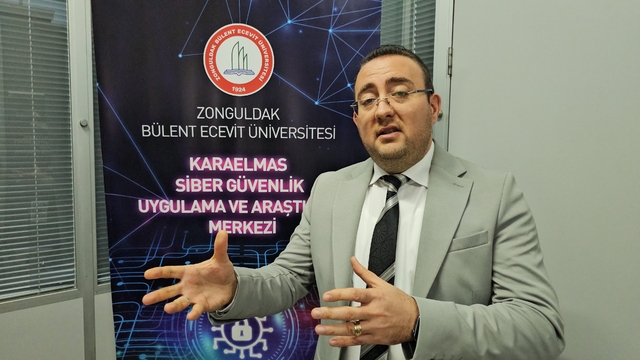 Yapay zekanın bilinçsiz kullanımı güvenlik, dezenformasyon ve mahremiyet risklerini artırıyor
BEUN Karaelmas Siber Güvenlik Merkezi Müdürü Semih Çakır:
"Yapay zeka hayatımızda ama bilinçsiz kullanım riskleri artırıyor"