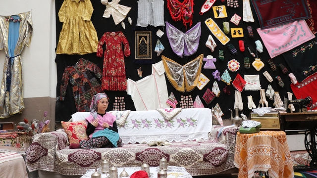 Bu kareler film setinden değil, ilkokuldan
Bolu'da ilkokulun atıl bölümü "Yaşayan Müze"ye dönüştürüldü, görenler 50 yıl öncesine gitti
Dedelerinin kıyafetlerini giydiler, ninelerinin yemeklerini yaptılar