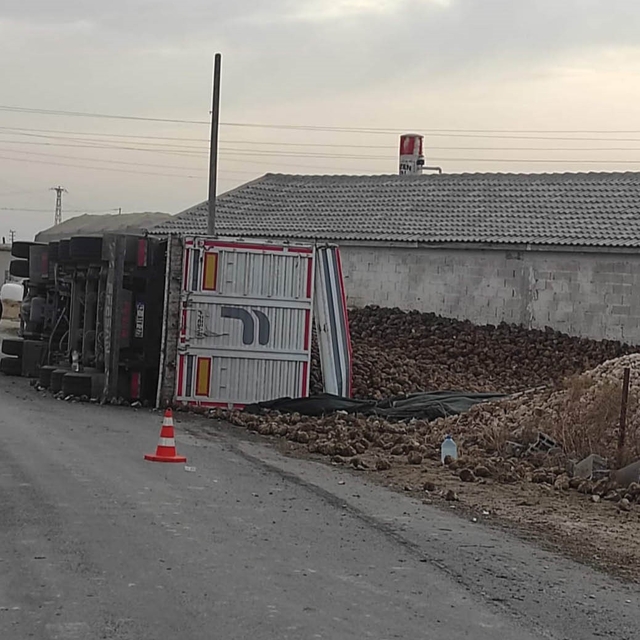 Karapınar'da pancar yüklü tır devrildi: 1 yaralı
