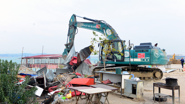 Adana'da adadaki kaçak işletmelerin yıkımı için işlem başlatıldı, bazı kişiler direnip iş yerlerini yaktı (2)