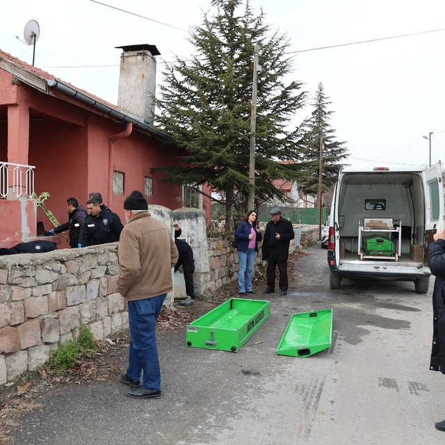 Evinde sobadan çıkan yangında öldü