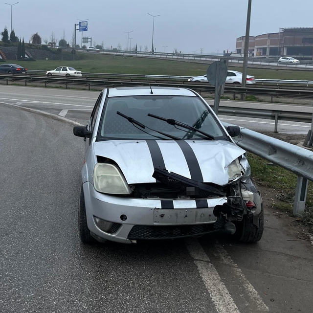 Bariyere çarpan otomobildeki 2 kişi yaralandı