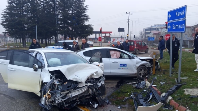 Samsun'da iki otomobilin çarpıştığı kazada 3 kişi yaralandı