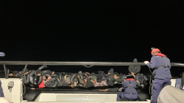 İzmir açıklarında göçmen mesaisi: 44 yakalama, 18 kurtarma