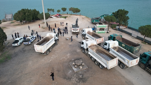 Adana'da yıkım gerginliği bitti: Kepçeler yıkıma başladı