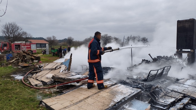 Keşan'da çıkan yangınlarda 2 ev kullanılamaz hale geldi