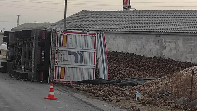 Karapınar'da pancar yüklü tır devrildi: 1 yaralı