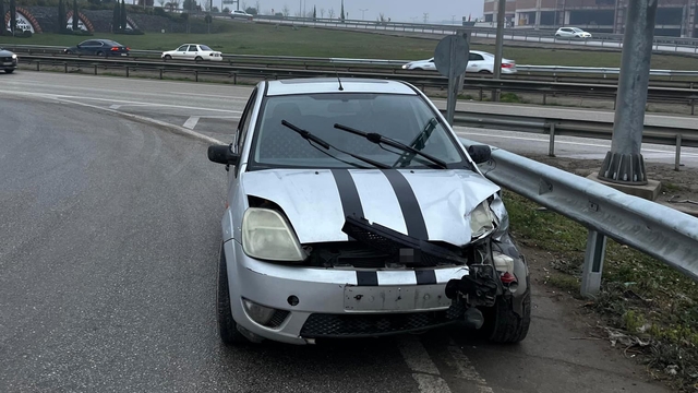 Bariyere çarpan otomobildeki 2 kişi yaralandı