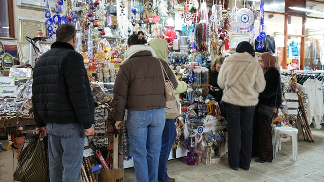 Vakıfların Tüfe endeksini katlayan kira artışları esnafı zorluyor
Tarihi çarşılarda kira krizi: Esnaf rayice uyarladık gerekçesiyle 4 senedir yıllık enflasyonun çok üzerindeki  kira artışından, dükkanlarını kapatma noktasına geldi