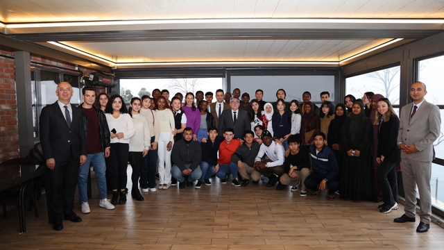 Rektör Özölçer, geleneksel Karaelmas TÖMER kahvaltısında kültür elçileriyle buluştu