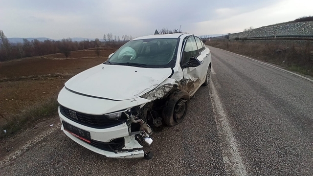 Tokat'ta iki otomobilin çarpıştığı kazada 3 kişi yaralandı