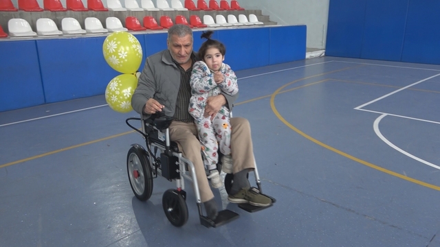 Hayırseverlerden, engelli bireylere 20 akülü sandalye hediye edildi